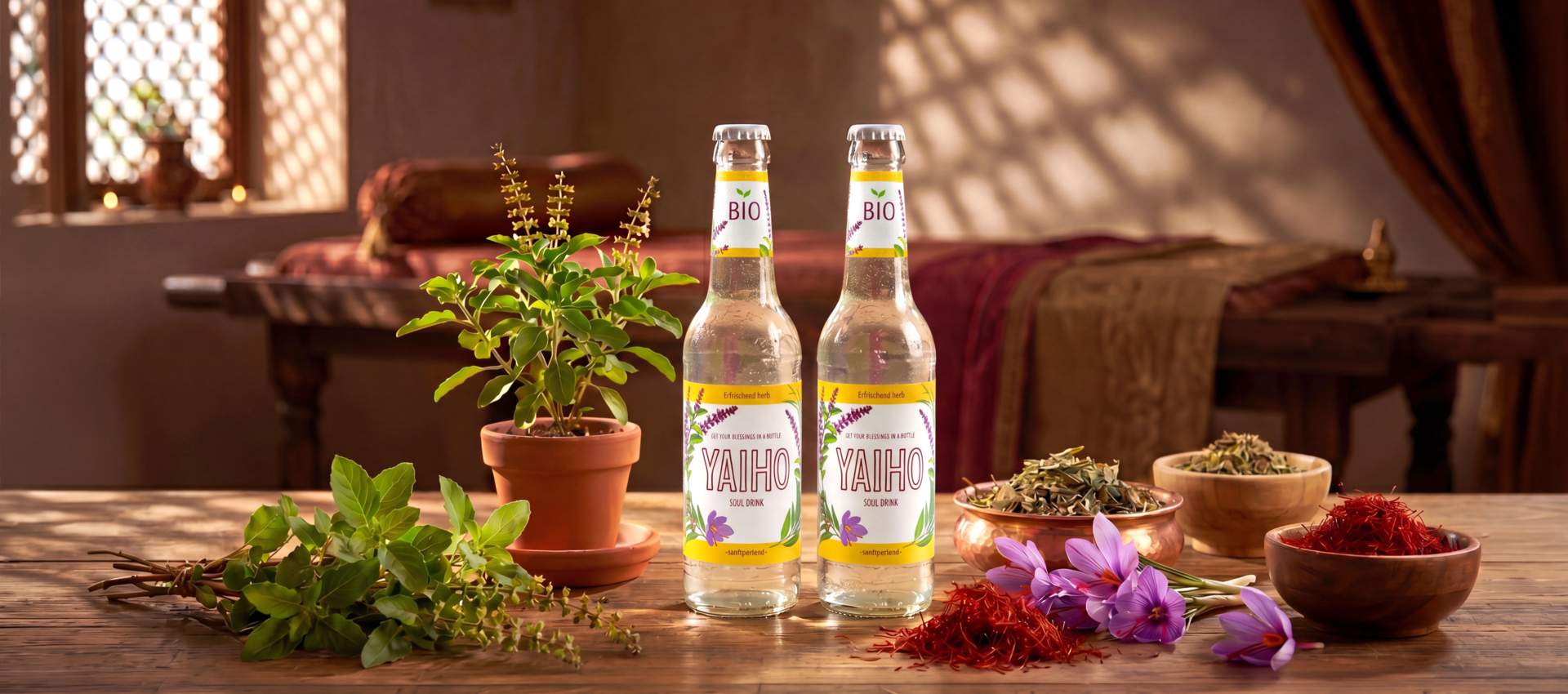 Zwei Flaschen YAIHO Bio Soul Drink mit ayurvedischen Kräutern, Tulsi und Safran in warmer orientalischer Atmosphäre